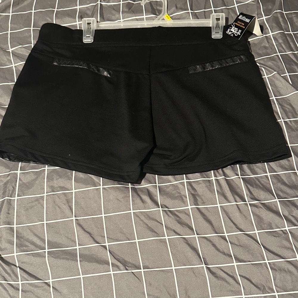 Sleek Black Textured Women's Fashion Shorts - Picture 2 of 4